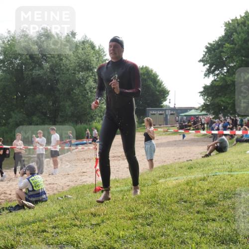 15.06.2025 - 27. Vierlanden-Triathlon KatJ http://msf.ph/oto/7991337 15.06.2025 09:13:38 Schwimmen 237 meine-sportfotos.de