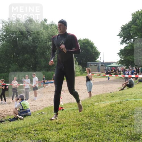 15.06.2025 - 27. Vierlanden-Triathlon KatJ http://msf.ph/oto/7991343 15.06.2025 09:13:38 Schwimmen 237 meine-sportfotos.de