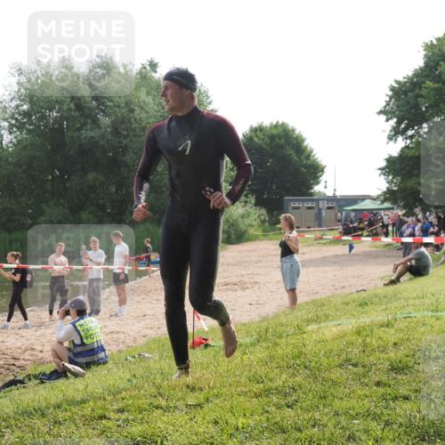 15.06.2025 - 27. Vierlanden-Triathlon KatJ http://msf.ph/oto/7991354 15.06.2025 09:13:38 Schwimmen 237 meine-sportfotos.de