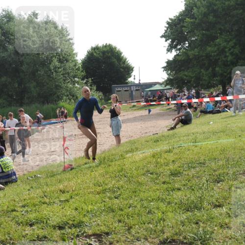 15.06.2025 - 27. Vierlanden-Triathlon KatJ http://msf.ph/oto/7991388 15.06.2025 09:13:50 Schwimmen 203 meine-sportfotos.de