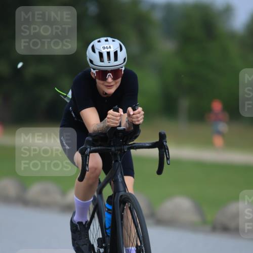 21.06.2025 - 27. Vierlanden-Triathlon H.Heesch http://msf.ph/oto/7991407 15.06.2025 11:56:24 Radfahren 830, 944 meine-sportfotos.de