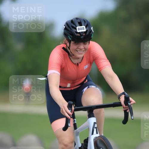 21.06.2025 - 27. Vierlanden-Triathlon H.Heesch http://msf.ph/oto/7991416 15.06.2025 11:56:34 Radfahren 198, 888, 946 meine-sportfotos.de