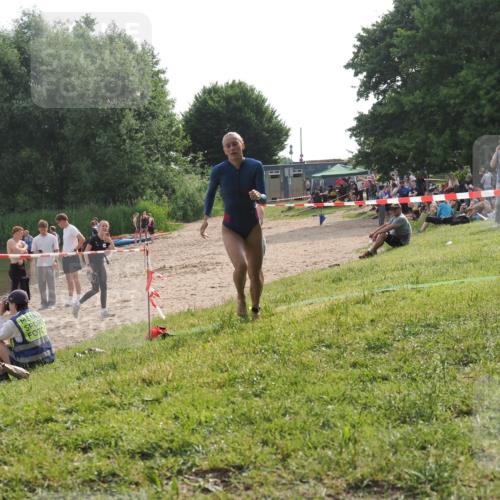15.06.2025 - 27. Vierlanden-Triathlon KatJ http://msf.ph/oto/7991437 15.06.2025 09:13:51 Schwimmen 203, 228 meine-sportfotos.de