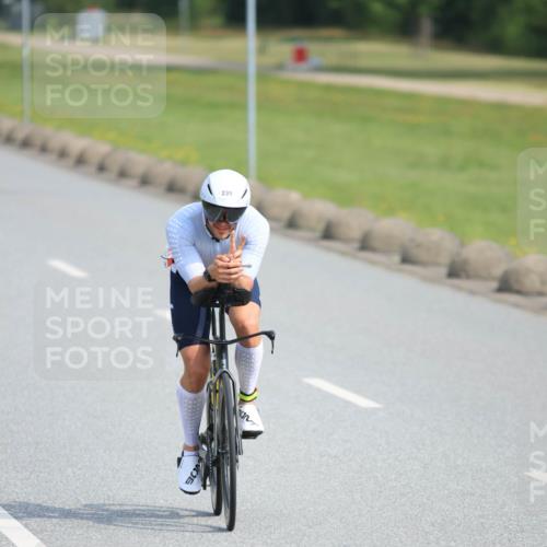 15.06.2025 - 27. Vierlanden-Triathlon H.Heesch http://msf.ph/oto/7991460 15.06.2025 09:59:16 Radfahren 134, 194, 239, 265, 288 meine-sportfotos.de