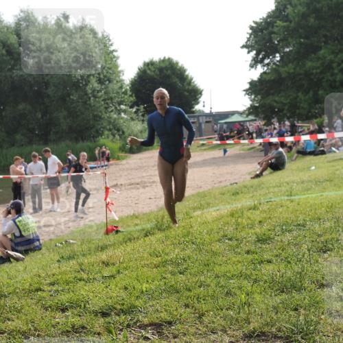 15.06.2025 - 27. Vierlanden-Triathlon KatJ http://msf.ph/oto/7991468 15.06.2025 09:13:51 Schwimmen 203, 228 meine-sportfotos.de