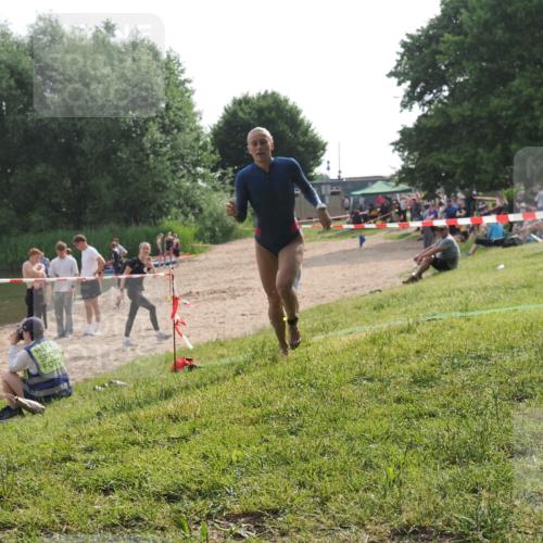 15.06.2025 - 27. Vierlanden-Triathlon KatJ http://msf.ph/oto/7991483 15.06.2025 09:13:51 Schwimmen 203, 228 meine-sportfotos.de