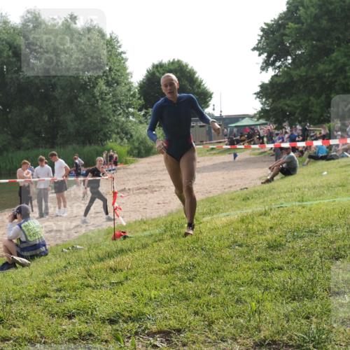 15.06.2025 - 27. Vierlanden-Triathlon KatJ http://msf.ph/oto/7991499 15.06.2025 09:13:51 Schwimmen 203, 228 meine-sportfotos.de