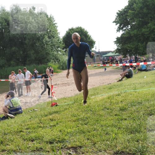 15.06.2025 - 27. Vierlanden-Triathlon KatJ http://msf.ph/oto/7991508 15.06.2025 09:13:51 Schwimmen 203, 228 meine-sportfotos.de
