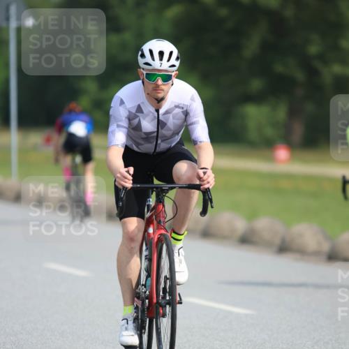 15.06.2025 - 27. Vierlanden-Triathlon H.Heesch http://msf.ph/oto/7991511 15.06.2025 09:59:56 Radfahren 7, 99, 122, 128, 135, 328 meine-sportfotos.de