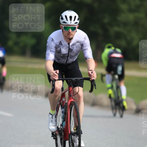 15.06.2025 - 27. Vierlanden-Triathlon H.Heesch http://msf.ph/oto/7991514 15.06.2025 09:59:56 Radfahren 7, 99, 122, 128, 135, 328 meine-sportfotos.de