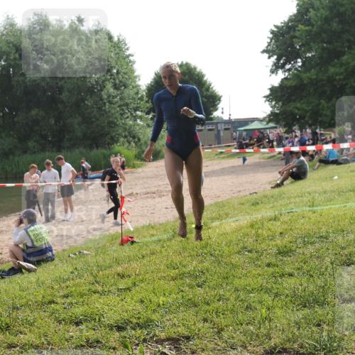 15.06.2025 - 27. Vierlanden-Triathlon KatJ http://msf.ph/oto/7991518 15.06.2025 09:13:51 Schwimmen 203, 228 meine-sportfotos.de