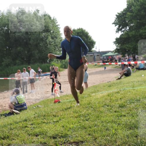 15.06.2025 - 27. Vierlanden-Triathlon KatJ http://msf.ph/oto/7991542 15.06.2025 09:13:52 Schwimmen 203, 228 meine-sportfotos.de
