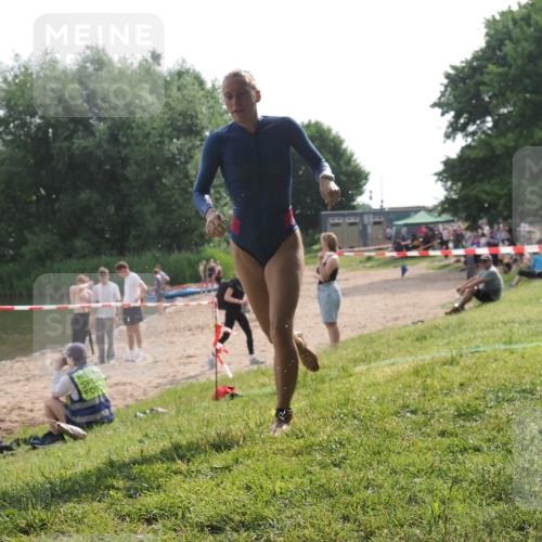 15.06.2025 - 27. Vierlanden-Triathlon KatJ http://msf.ph/oto/7991567 15.06.2025 09:13:52 Schwimmen 203, 228 meine-sportfotos.de