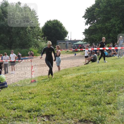 15.06.2025 - 27. Vierlanden-Triathlon KatJ http://msf.ph/oto/7991598 15.06.2025 09:13:57 Schwimmen 203, 228 meine-sportfotos.de