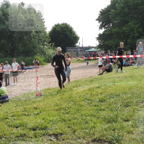 15.06.2025 - 27. Vierlanden-Triathlon KatJ http://msf.ph/oto/7991611 15.06.2025 09:13:57 Schwimmen 203, 228 meine-sportfotos.de