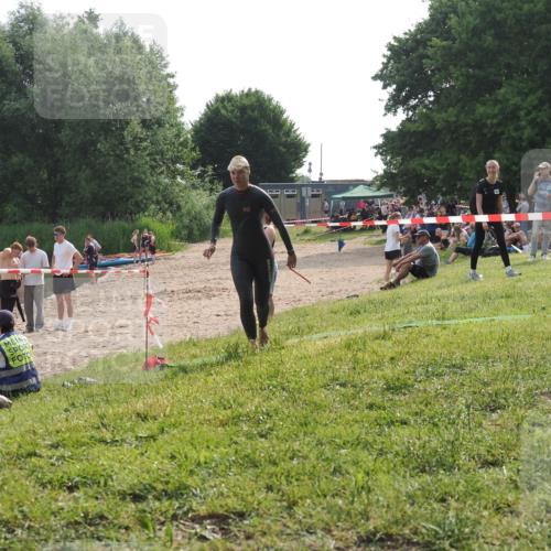 15.06.2025 - 27. Vierlanden-Triathlon KatJ http://msf.ph/oto/7991662 15.06.2025 09:13:58 Schwimmen 198, 203, 228 meine-sportfotos.de