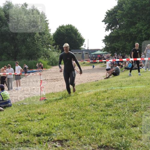 15.06.2025 - 27. Vierlanden-Triathlon KatJ http://msf.ph/oto/7991674 15.06.2025 09:13:58 Schwimmen 198, 203, 228 meine-sportfotos.de