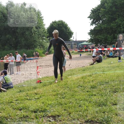 15.06.2025 - 27. Vierlanden-Triathlon KatJ http://msf.ph/oto/7991689 15.06.2025 09:13:58 Schwimmen 198, 203, 228 meine-sportfotos.de