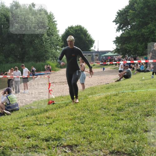 15.06.2025 - 27. Vierlanden-Triathlon KatJ http://msf.ph/oto/7991713 15.06.2025 09:13:58 Schwimmen 198, 203, 228 meine-sportfotos.de