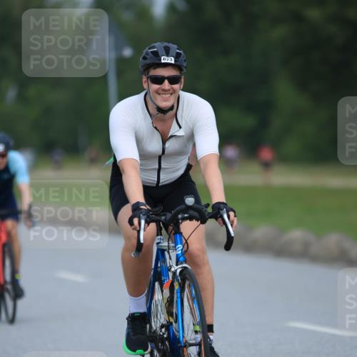 21.06.2025 - 27. Vierlanden-Triathlon H.Heesch http://msf.ph/oto/7991714 15.06.2025 11:57:27 Radfahren 673, 693, 911, 964 meine-sportfotos.de