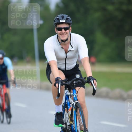 21.06.2025 - 27. Vierlanden-Triathlon H.Heesch http://msf.ph/oto/7991728 15.06.2025 11:57:27 Radfahren 673, 693, 911, 964 meine-sportfotos.de