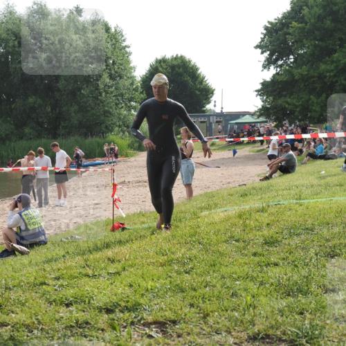 15.06.2025 - 27. Vierlanden-Triathlon KatJ http://msf.ph/oto/7991729 15.06.2025 09:13:59 Schwimmen 198, 203, 228 meine-sportfotos.de