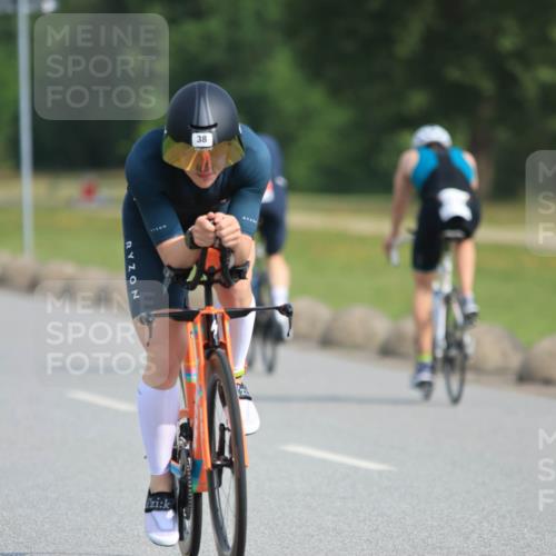15.06.2025 - 27. Vierlanden-Triathlon H.Heesch http://msf.ph/oto/7991738 15.06.2025 10:01:08 Radfahren 13, 38, 185, 302 meine-sportfotos.de