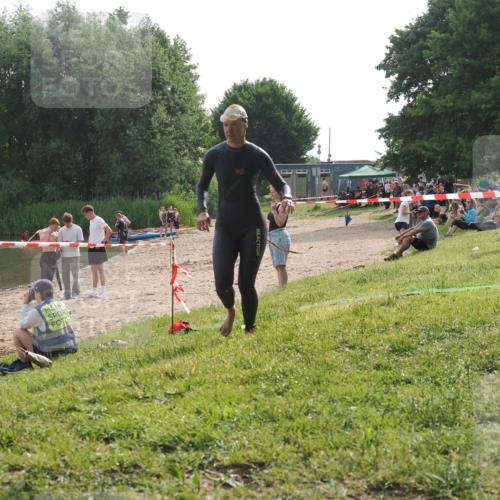 15.06.2025 - 27. Vierlanden-Triathlon KatJ http://msf.ph/oto/7991743 15.06.2025 09:13:59 Schwimmen 198, 203, 228 meine-sportfotos.de
