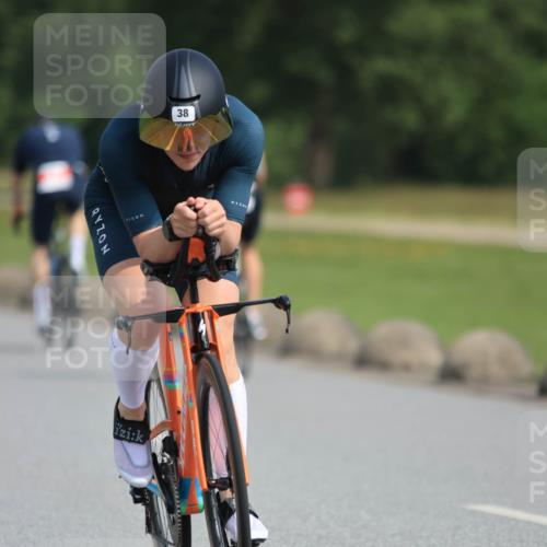15.06.2025 - 27. Vierlanden-Triathlon H.Heesch http://msf.ph/oto/7991750 15.06.2025 10:01:08 Radfahren 13, 38, 185, 302 meine-sportfotos.de