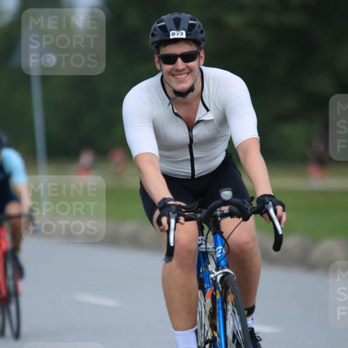 21.06.2025 - 27. Vierlanden-Triathlon H.Heesch http://msf.ph/oto/7991759 15.06.2025 11:57:27 Radfahren 673, 693, 911, 964 meine-sportfotos.de