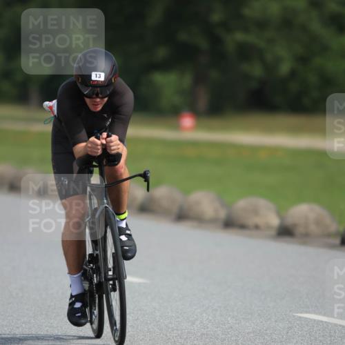 15.06.2025 - 27. Vierlanden-Triathlon H.Heesch http://msf.ph/oto/7991770 15.06.2025 10:01:15 Radfahren 13, 199, 302, 354 meine-sportfotos.de