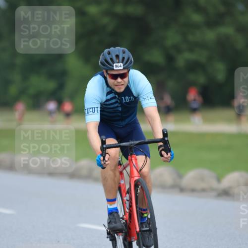 21.06.2025 - 27. Vierlanden-Triathlon H.Heesch http://msf.ph/oto/7991772 15.06.2025 11:57:29 Radfahren 673, 693, 792, 798, 964 meine-sportfotos.de