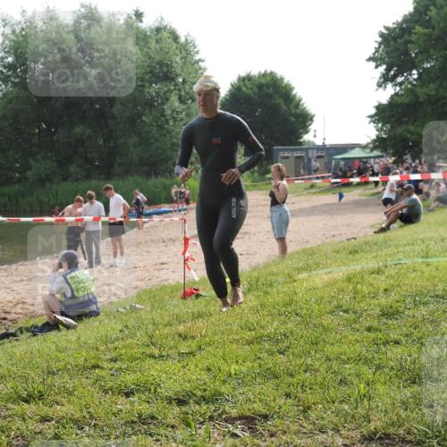 15.06.2025 - 27. Vierlanden-Triathlon KatJ http://msf.ph/oto/7991788 15.06.2025 09:13:59 Schwimmen 198, 203, 228 meine-sportfotos.de