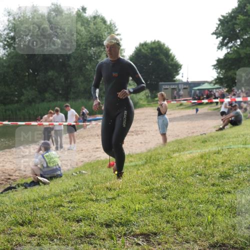 15.06.2025 - 27. Vierlanden-Triathlon KatJ http://msf.ph/oto/7991814 15.06.2025 09:13:59 Schwimmen 198, 203, 228 meine-sportfotos.de