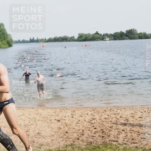 21.06.2025 - 27. Vierlanden-Triathlon MichiJ http://msf.ph/oto/7991830 15.06.2026 09:54:26 Schwimmen 253, 255, 261, 318, 337, 342, 354 meine-sportfotos.de