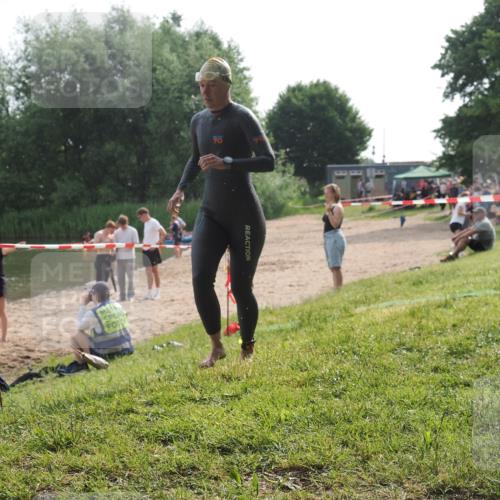 15.06.2025 - 27. Vierlanden-Triathlon KatJ http://msf.ph/oto/7991831 15.06.2025 09:13:59 Schwimmen 198, 203, 228 meine-sportfotos.de