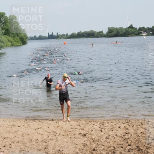 21.06.2025 - 27. Vierlanden-Triathlon MichiJ http://msf.ph/oto/7991845 15.06.2026 09:54:27 Schwimmen 253, 255, 261, 318, 342, 354 meine-sportfotos.de