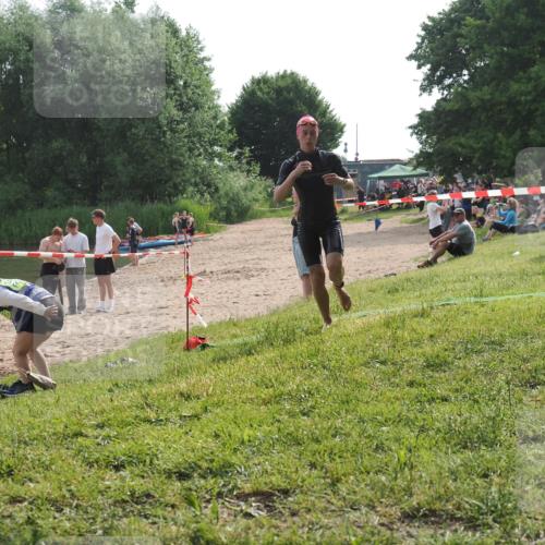 15.06.2025 - 27. Vierlanden-Triathlon KatJ http://msf.ph/oto/7991853 15.06.2025 09:14:05 Schwimmen 198, 228 meine-sportfotos.de
