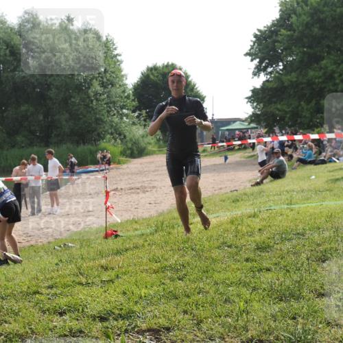 15.06.2025 - 27. Vierlanden-Triathlon KatJ http://msf.ph/oto/7991905 15.06.2025 09:14:05 Schwimmen 198, 228 meine-sportfotos.de