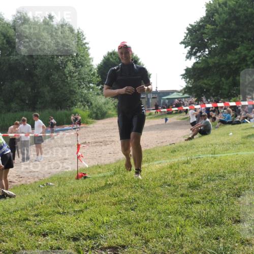 15.06.2025 - 27. Vierlanden-Triathlon KatJ http://msf.ph/oto/7991927 15.06.2025 09:14:05 Schwimmen 198, 228 meine-sportfotos.de