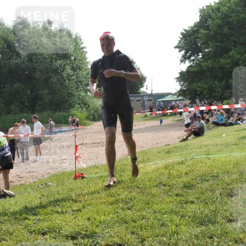 15.06.2025 - 27. Vierlanden-Triathlon KatJ http://msf.ph/oto/7991949 15.06.2025 09:14:06 Schwimmen 198, 228 meine-sportfotos.de