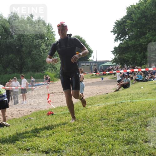 15.06.2025 - 27. Vierlanden-Triathlon KatJ http://msf.ph/oto/7991955 15.06.2025 09:14:06 Schwimmen 198, 228 meine-sportfotos.de
