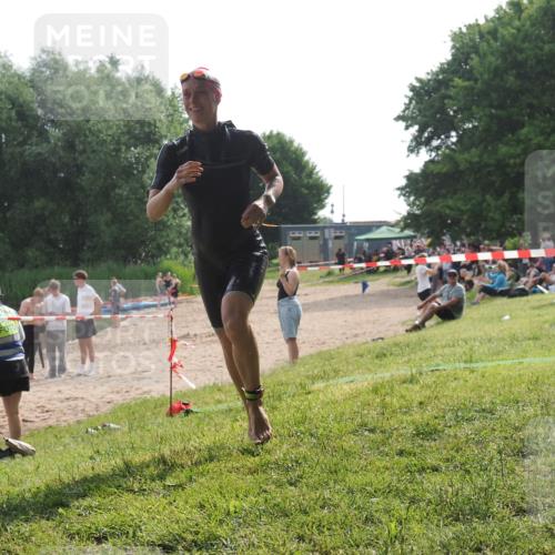 15.06.2025 - 27. Vierlanden-Triathlon KatJ http://msf.ph/oto/7991959 15.06.2025 09:14:06 Schwimmen 198, 228 meine-sportfotos.de