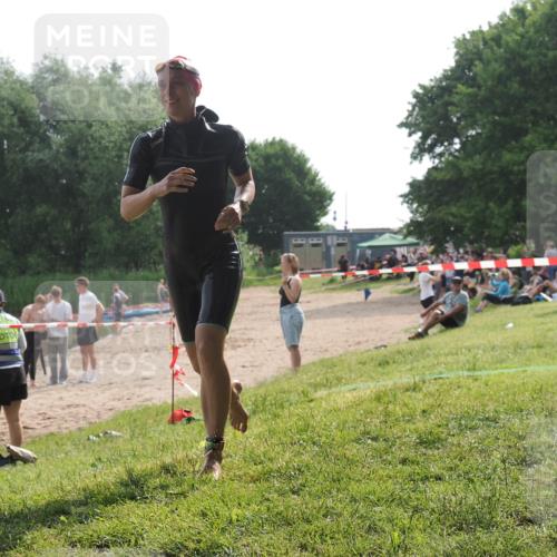 15.06.2025 - 27. Vierlanden-Triathlon KatJ http://msf.ph/oto/7991968 15.06.2025 09:14:06 Schwimmen 198, 228 meine-sportfotos.de