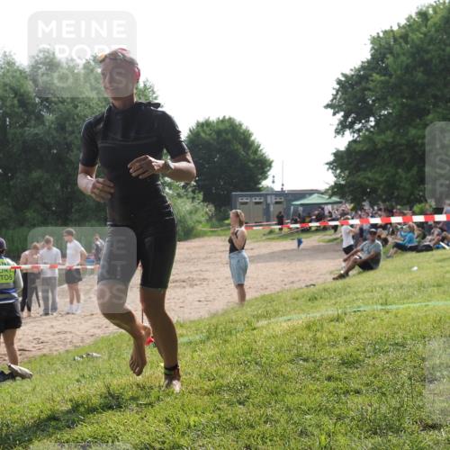 15.06.2025 - 27. Vierlanden-Triathlon KatJ http://msf.ph/oto/7991977 15.06.2025 09:14:06 Schwimmen 198, 228 meine-sportfotos.de