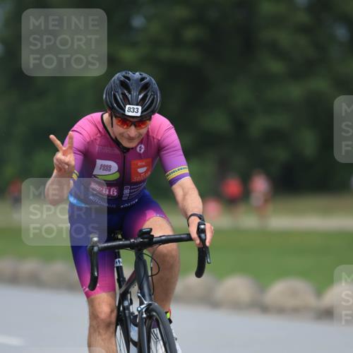 21.06.2025 - 27. Vierlanden-Triathlon H.Heesch http://msf.ph/oto/7991992 15.06.2025 11:57:47 Radfahren 833, 904 meine-sportfotos.de