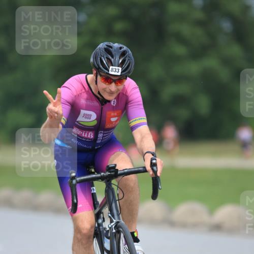 21.06.2025 - 27. Vierlanden-Triathlon H.Heesch http://msf.ph/oto/7991999 15.06.2025 11:57:48 Radfahren 833 meine-sportfotos.de