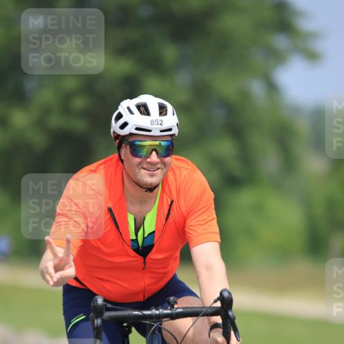 21.06.2025 - 27. Vierlanden-Triathlon H.Heesch http://msf.ph/oto/7992102 15.06.2025 11:58:56 Radfahren 852, 856 meine-sportfotos.de