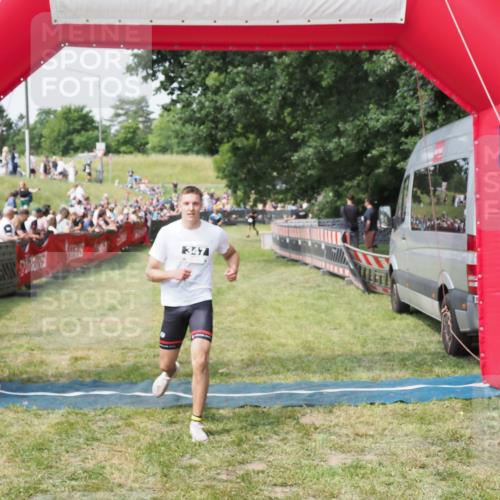 21.06.2025 - 27. Vierlanden-Triathlon MichiJ http://msf.ph/oto/7992117 15.06.2026 11:14:38 Ziel  meine-sportfotos.de