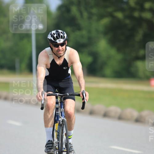 15.06.2025 - 27. Vierlanden-Triathlon H.Heesch http://msf.ph/oto/7992135 15.06.2025 10:06:19 Radfahren 7, 17, 63, 97, 106, 127, 154, 275, 287 meine-sportfotos.de